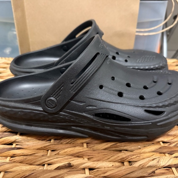 Men’s Off Grid Crocs Size 11 - Picture 2 of 4